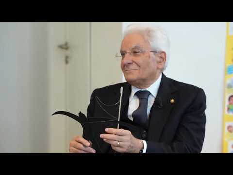Mattarella riceve in dono una rondine di carta all'inaugurazione dell'anno scolastico