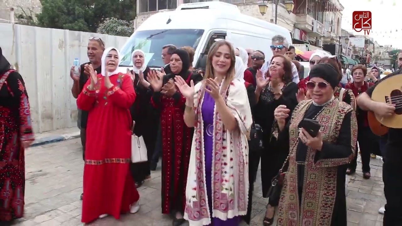 الفنانة الملتزمة دلال أبو آمنة تزور مدينة طولكرم ضمن مشروع مشوار ستي