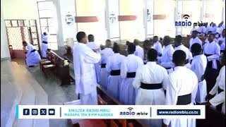 Shangwe la Mafrater Seminari Kuu Ntungamo, baada ya kuvaa rasmi Vazi la Kikrelo (Kanzu) 
