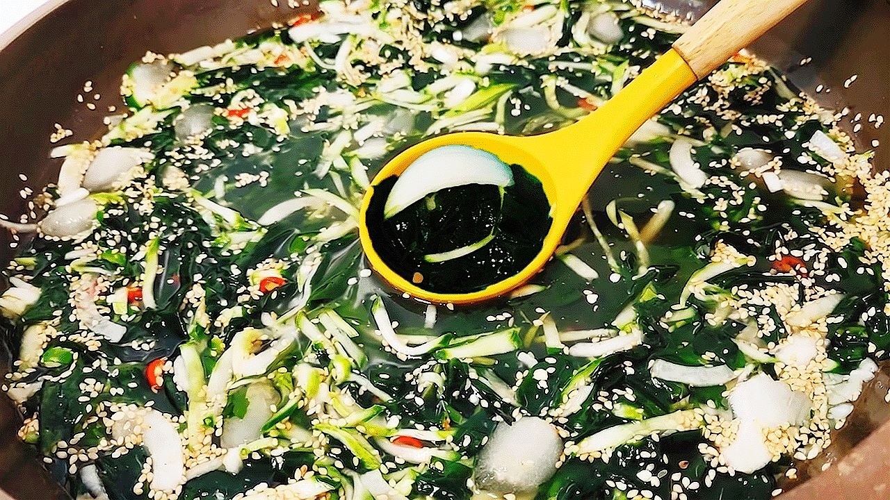 오이미역냉국, 소금으로 간하지 마세요! 이것 넣었더니 비린맛 싹 잡히고 상큼함과 감칠맛이 10배 폭발하는 여름철 꿀팁