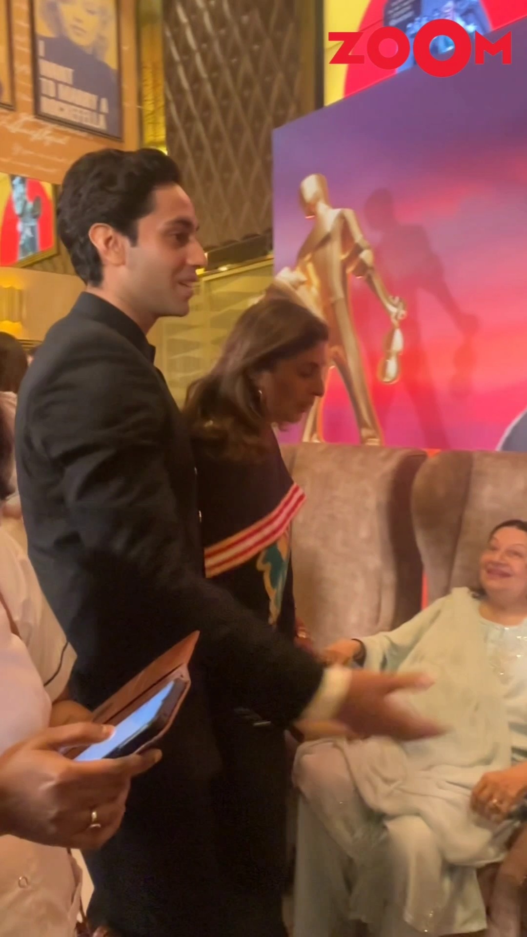 Shweta Bachchan Nanda \u0026 Agastya Nanda TOUCH Randhir Kapoor's feet ? #shorts #shwetabachchan
