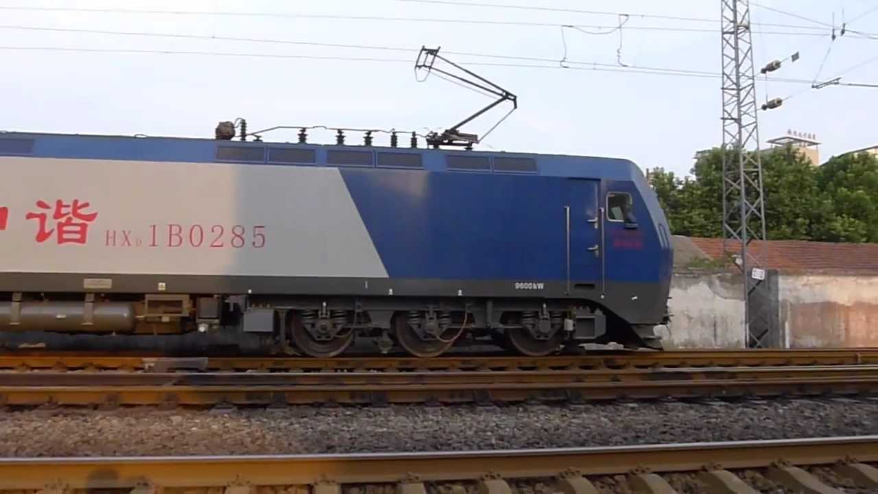 Exploring railway in China: mainline locomotives at Wuchang Station