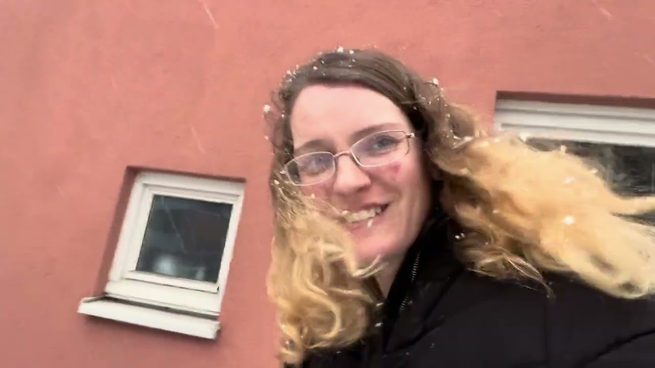 🧹💃🎶 “Vandaag: schoonmaken, dansen, muziek en even naar buiten. Alles zo mooi wit door de sneeuw ❄️🤍 