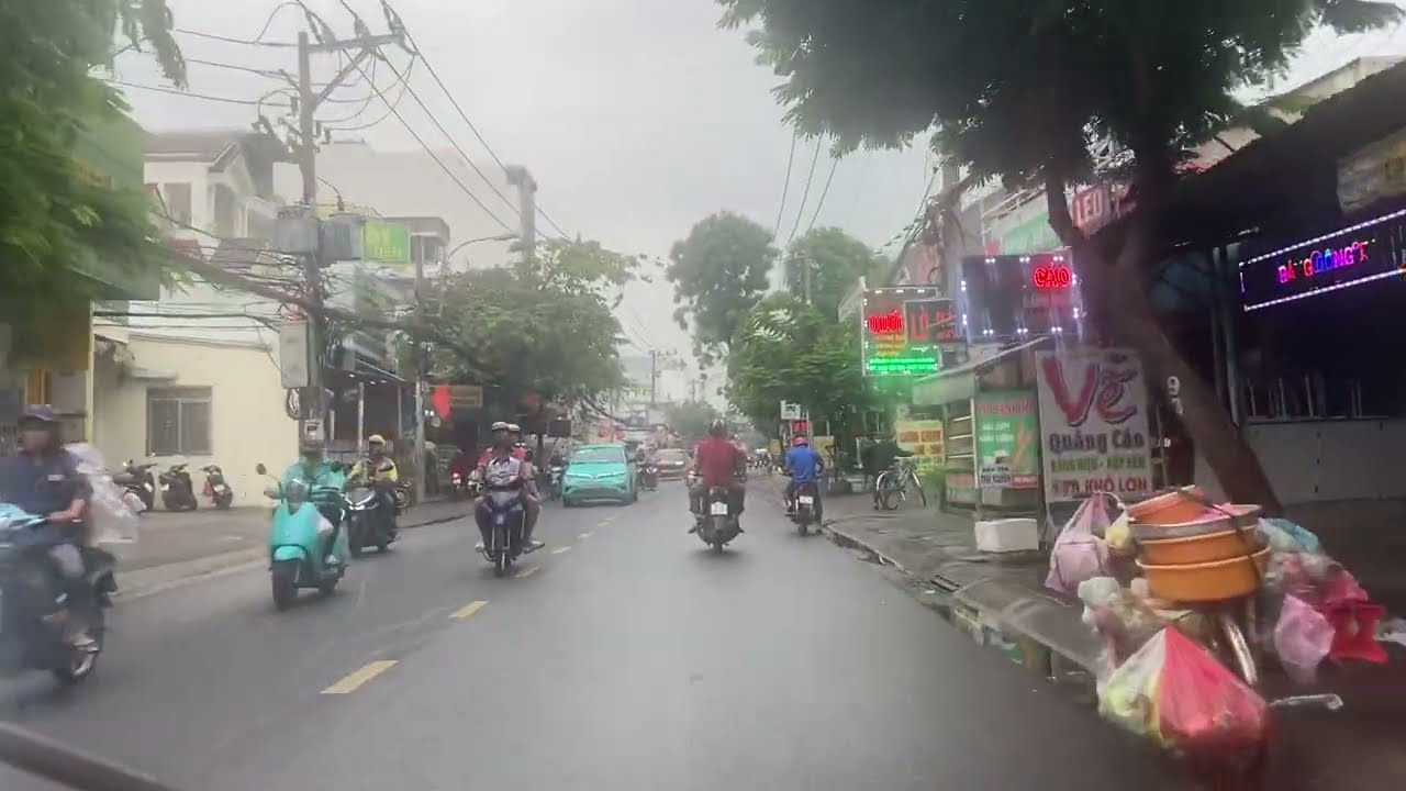 The scene in Vietnam when it rains, the sight of people walking on the road is very unusual.