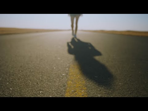 Смотреть «Nagy Bogi - Céltalan | Official Visualizer» на YouTube Смотреть «Nagy Bogi - Céltalan | Official Visualizer» на YouTube