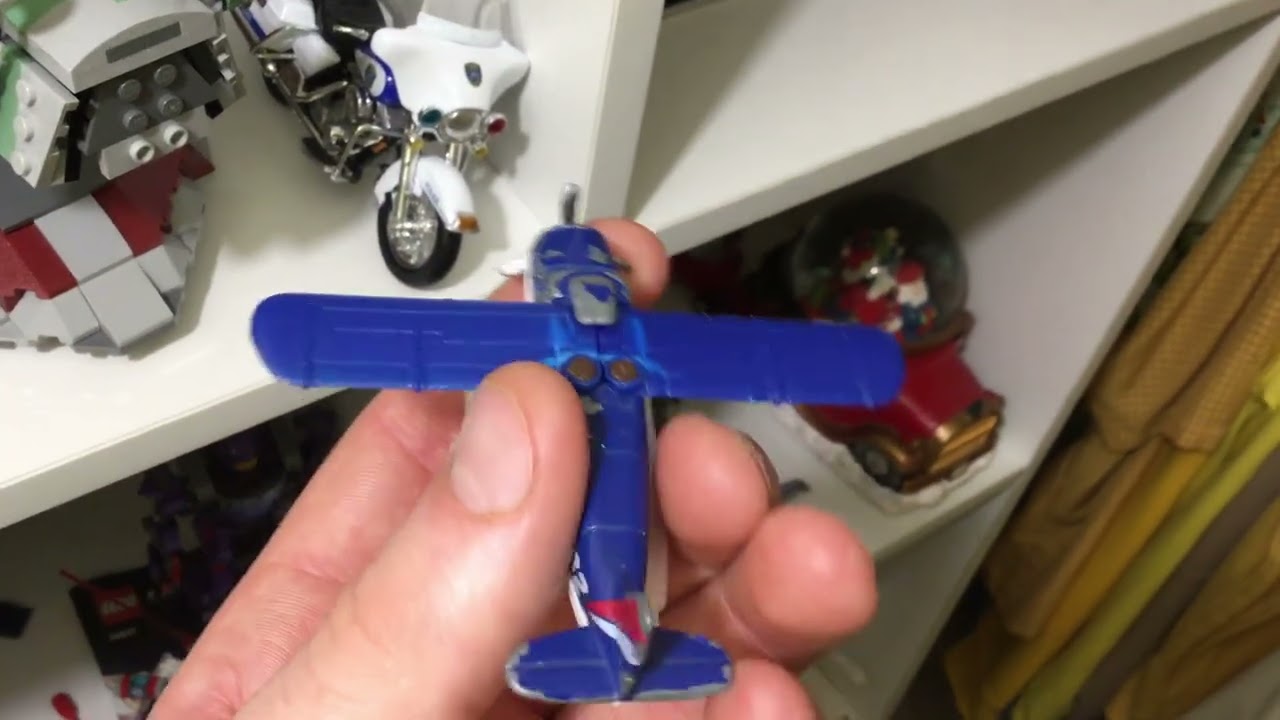 Showing toy seaplane 🌊🛩️🌊🛩️🌊🛩️🌊🛩️🌊🛩️🌊🛩️🌊🛩️➡️🇦🇺