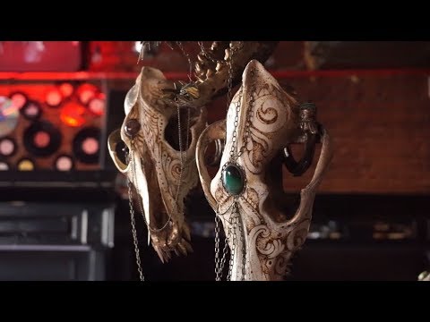 Видео: Техасский художник по бисеру превращает черепа животных в западное искусство