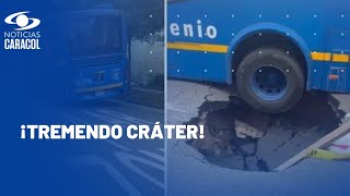 A bus del SITP casi se lo traga un hueco en calle de Bogotá