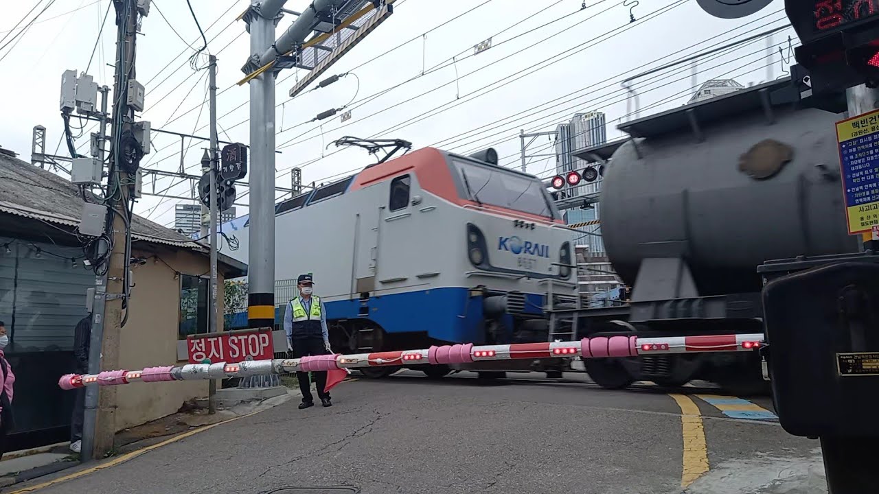 6분동안 열리지 않는 건널목