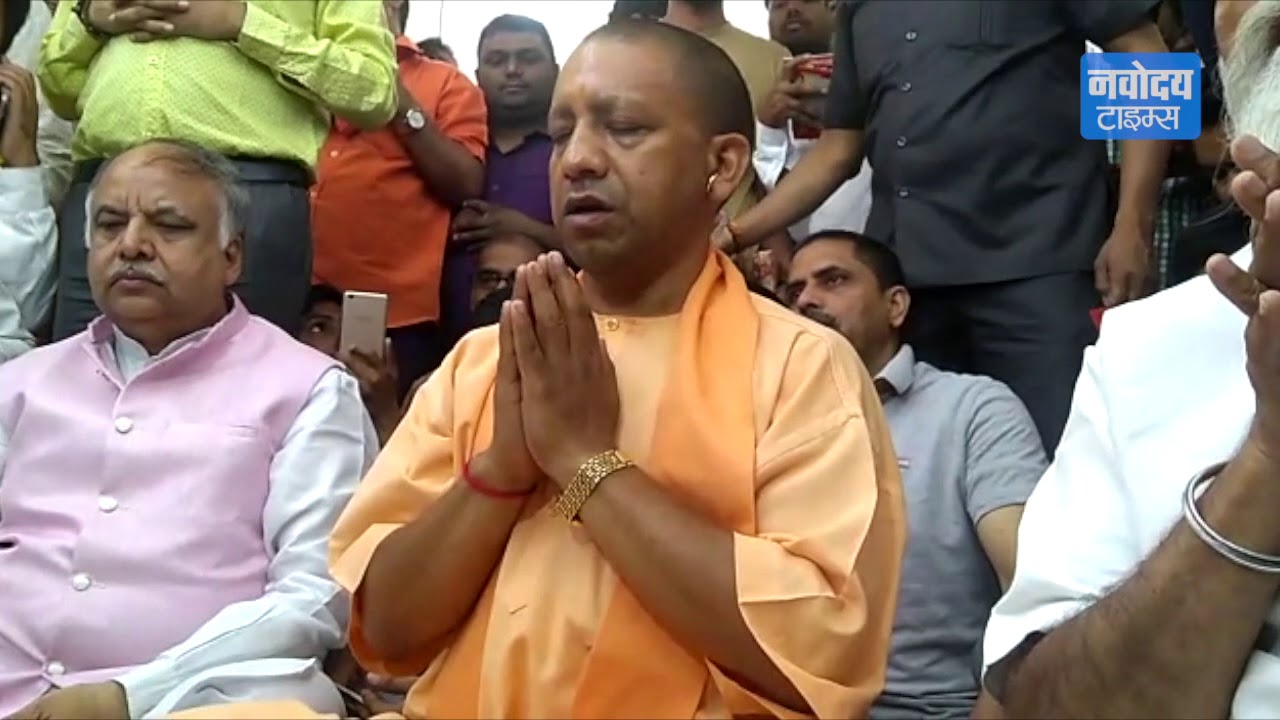 Yogi Adityanath पहुंचे संकटमोचन की शरण में, EC के बैन के बाद पढ़ी Hanuman Chalisa breaking free