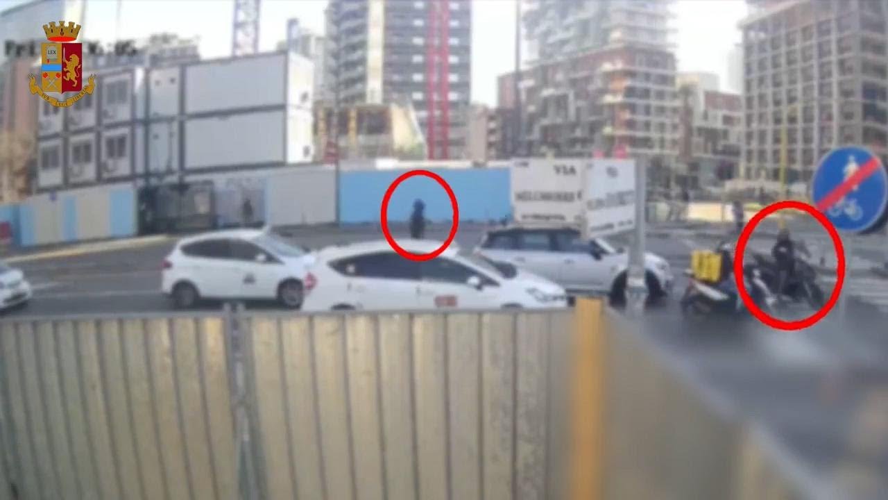 Milano, il video delle rapine di orologi di lusso: i due 'trasfertisti' fermati dalla polizia