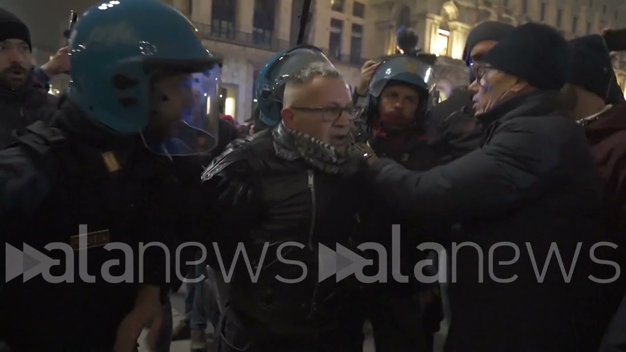 Green pass, corteo verso il Duomo di Milano, tensione con la Polizia