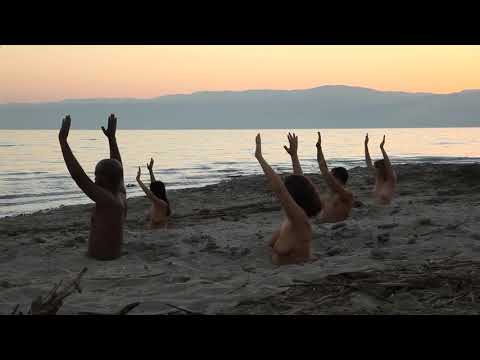 Video: Famous photographer will take pictures of 500 naked people at the Dead Sea