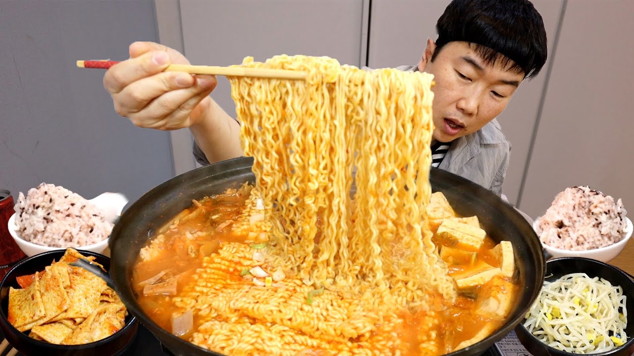 [초저가] 3천원 김치찌개 밥반찬 무한리필.. 두부 고기 햄 라면3개 추가하고 밥말자