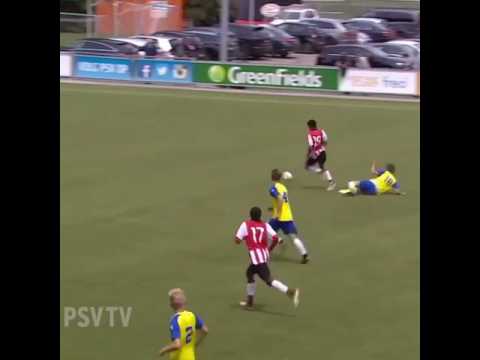 الموهبة الجديدة في صفوف بي س في ايندهوفن الهولندي زكريا أبوخال