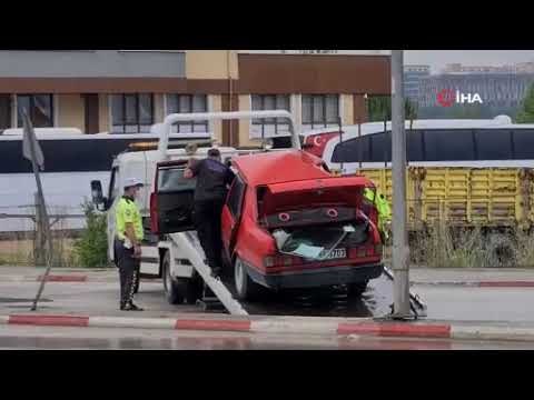 Aydınlatma direğine çarpan otomobilin kaza anı kameralara yansıdı