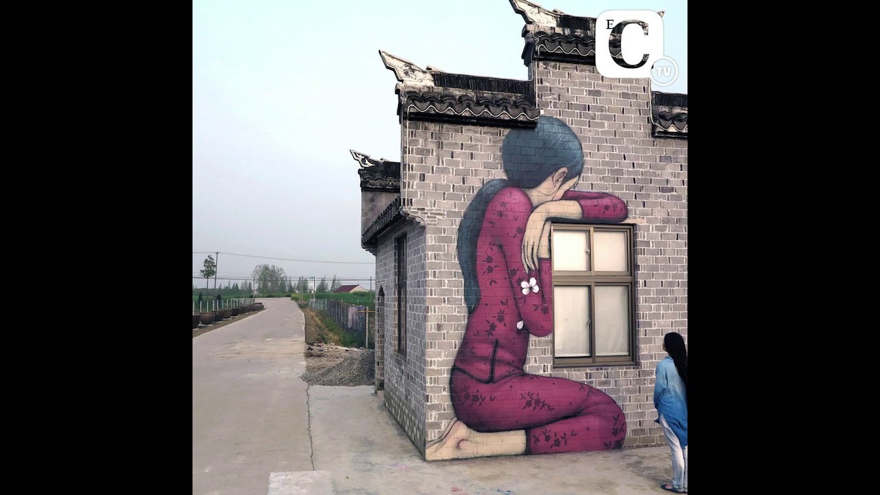 Murales de colores contra el gris edificio