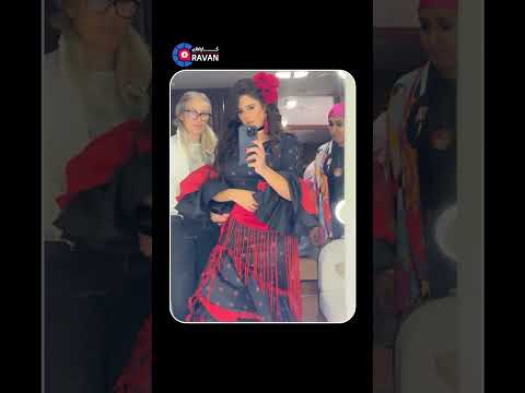 سر غريب في اللون الأحمر لفساتين ياسمين عبد العزيز على بوسترات مسلسلاتها