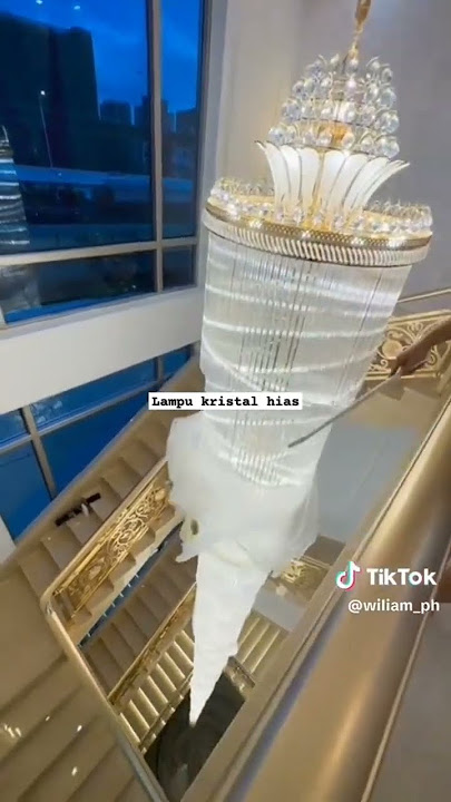 Viral Proses melepas kain penutup lampu gantung kristal mewah 15 Meter seharga lebih dari 1 Milyar.