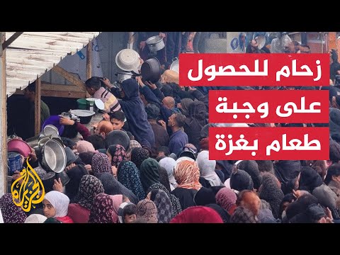 رغم الأمطار والقصف.. زحام للحصول على وجبة طعام بغزة