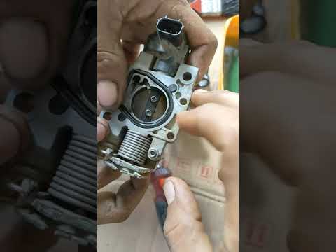 Video: Bagaimana cara membersihkan throttle body honda?