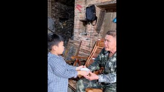 Grandparents return from work, baby's touching behavior #Parenting #Filial Piety