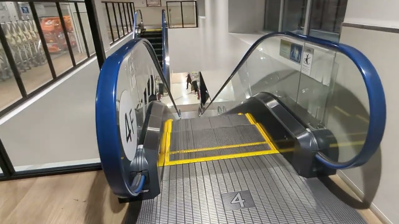 レイクウォーク岡谷　エスカレーター