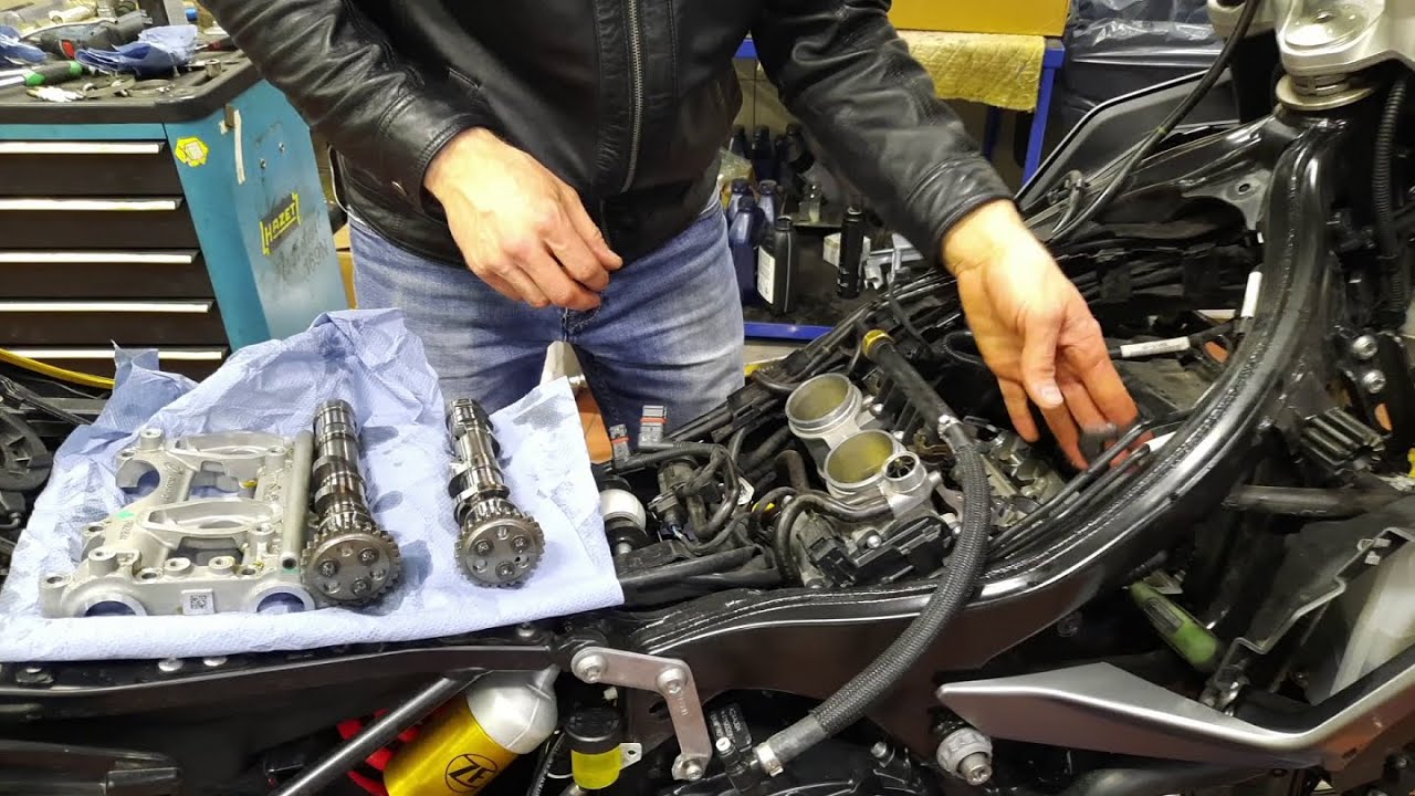 BMW F 900 XR Adjusting valve clearances.