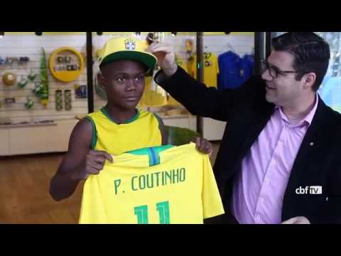 Museu Seleção Brasileira recebe torcedor que improvisou camisa de Philippe Coutinho
