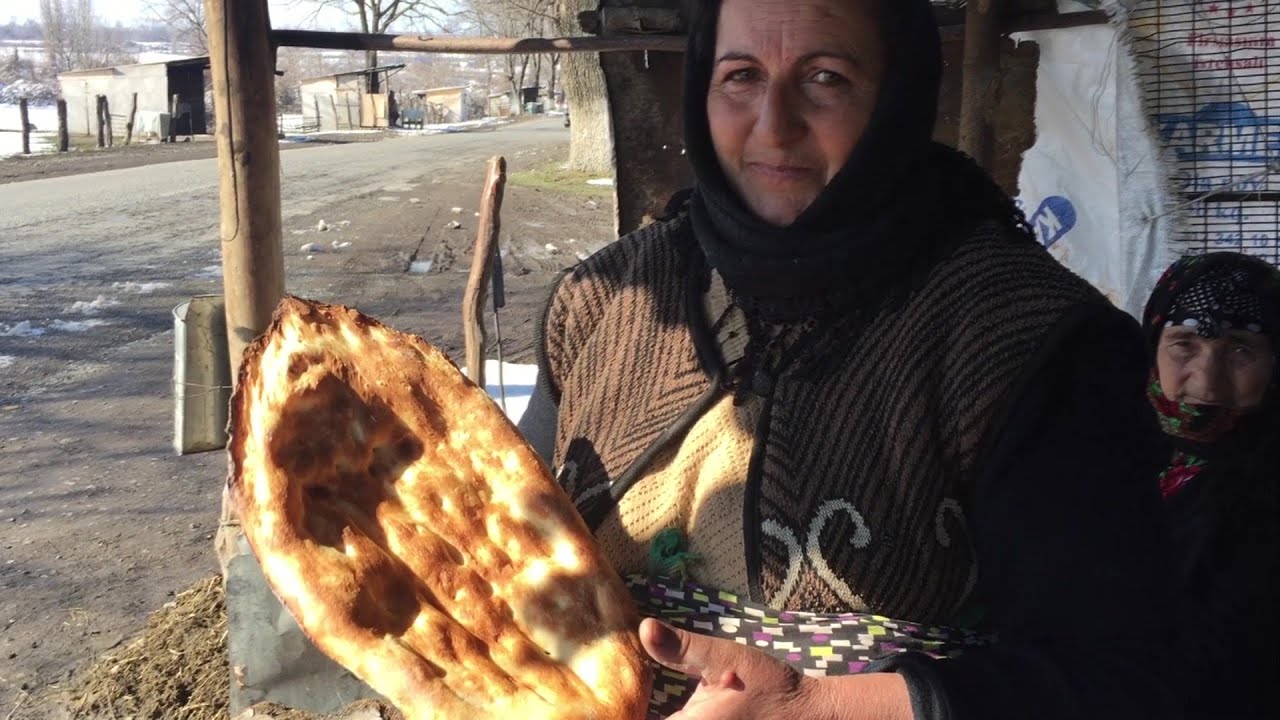 Çörək bişirən qadın: Öz əlinə baxırsan, kiməsə minnətin olmur