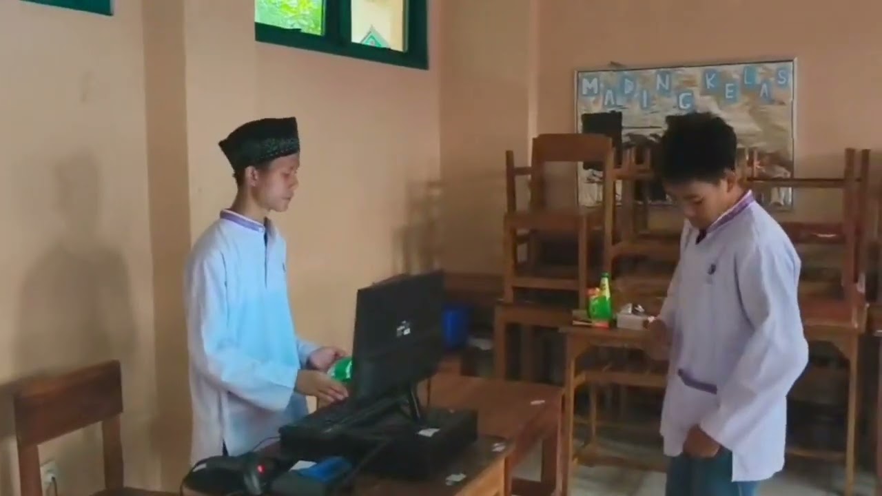 "GREETING CASHIER" DAMIAN DAVE RAMADHAN (9), 
