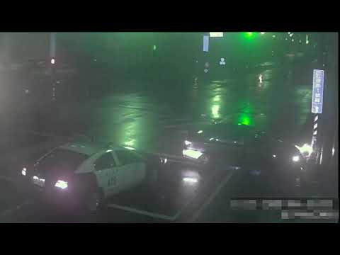闖紅燈引警注意！毒鴛鴦拒檢狂踩油門　撞橋墩遭逮畫面曝光