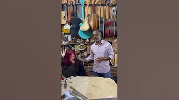 بنت المرحوم الفنان المسرحي الكبير الطيب الصديقي في ورشتي المتواضعة بمدينة العيون 