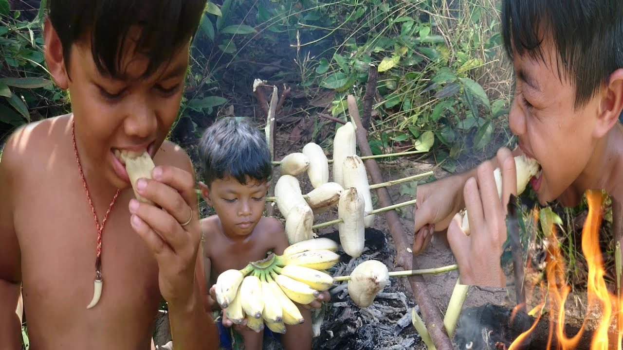 Primitive Technology - Eating Delicious - Smart Boy Roasting Banana