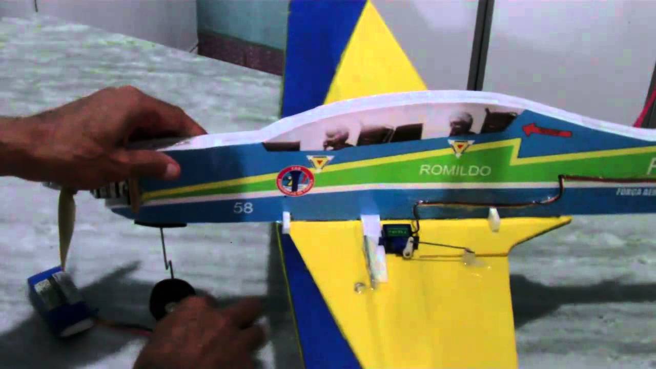 Teste avião de controle remoto RC tucano esquadrilha da fumaça