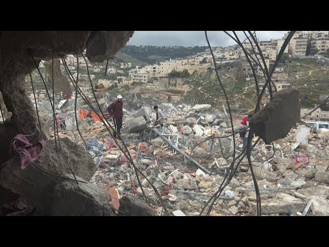 سلطات الاحتلال الإسرائيلي تهدم مبنى يضم 4 شقق سكنية في حي راس العامود بالقدس