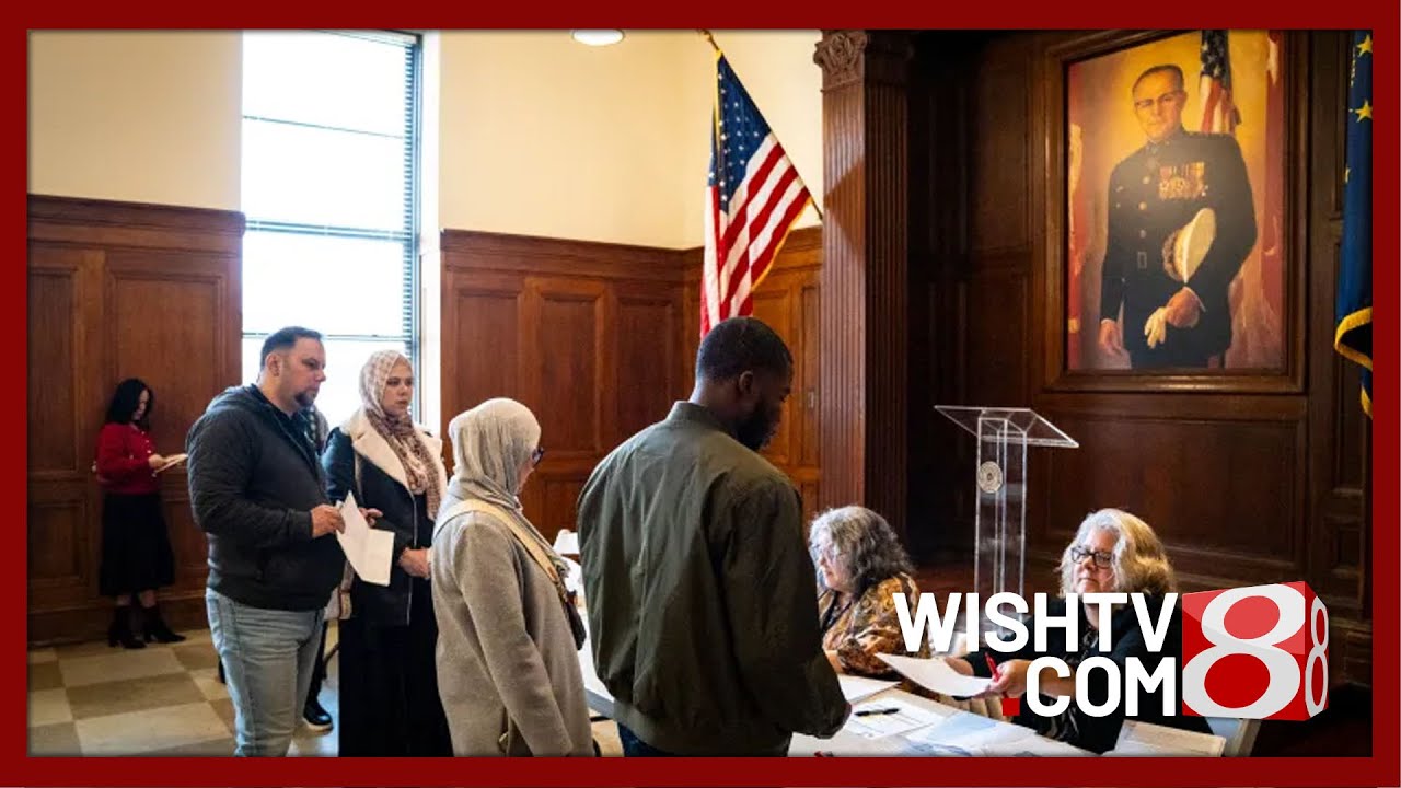 Двум иммигрантам отказано в участии в церемонии натурализации.