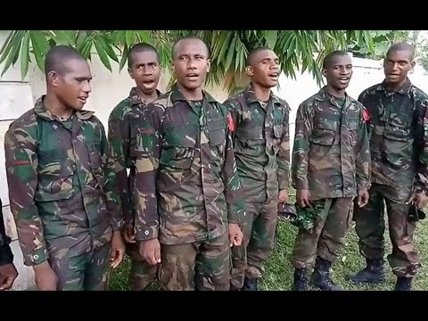 Tentara Nyanyi Lagu  Tanah Papua Hitam Kulit Keriting  