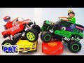Vlad e Nikita andam de caminhão monstro de brinquedo e passam pelos carros para crianças