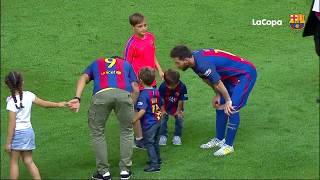 Los jugaores del Barcelona celebran la Copa Del Rey con sus hijos.