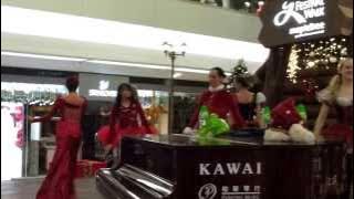 Jingle Bells Rehearsal in the Hong Kong Mall