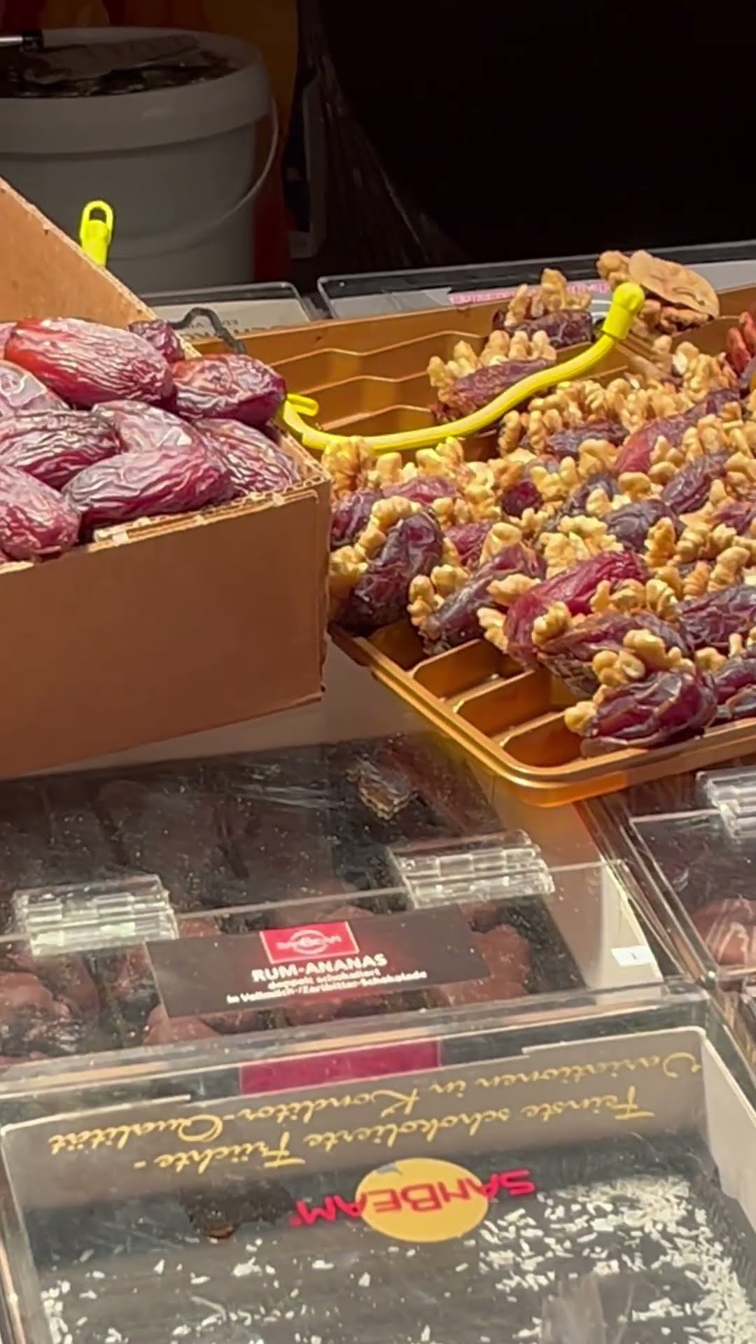 Lecker und gesund/ Datteln gefüllt mit Nüssen - YouTube Lecker und gesund/ Datteln gefüllt mit Nüssen - YouTube