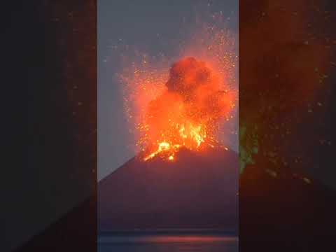 البراكين الحمم البركانيه صوت البركان مواد منصهرة تخرج من باطن الأرض Shorts