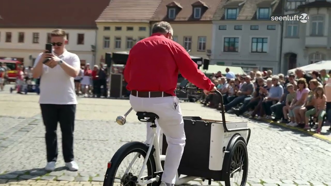 NewsSpot: Für Lastenräder & Bänke - Förderschecks in Ortrand übergeben