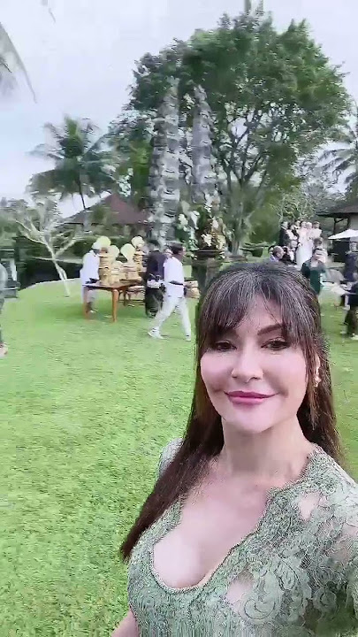 TAMARA BLESZYNSKI TAMPIL CANTIK DI ACARA UNDANGAN PERNIKAHAN