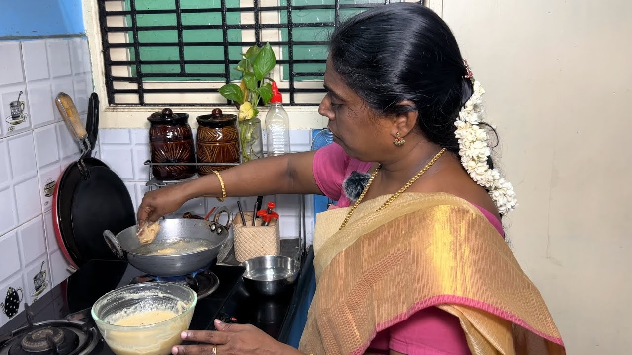 Easy யா, Tasty யான Sweet Bonda உடனே இப்படி செய்து கொடுங்க - Sweet Bonda Recipe In Tamil !!