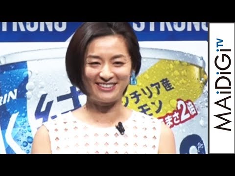 尾野真千子、爽やかノースリーブのレースワンピ姿でヘルシーに肌見せ