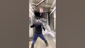 Cận cảnh nghề làm cá ngừ đông lạnh, cả núi cá có thể đổ ập xuống bất cứ lúc nào #shorts #yannews