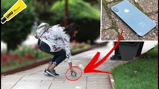 شاهد ردة فعل الناس يحاولون أخذ الايفون اللاصق في الأرض
