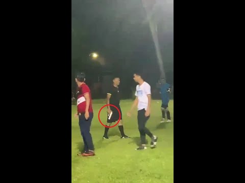 Pretendían linchar a un árbitro de fútbol en Honduras y este les sacó un arma de fuego